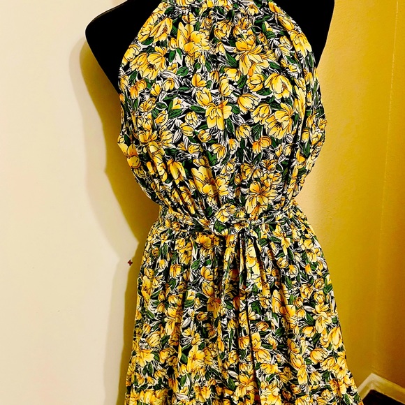 Maxi Dress with yellow flowers. - Picture 6 of 8